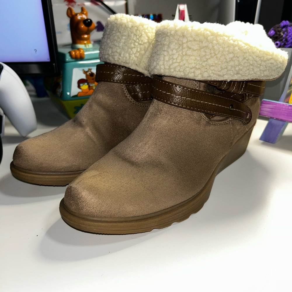 Joe boxer women’s size 8 taupe faux suede wedge heel ankle boots pre-owned